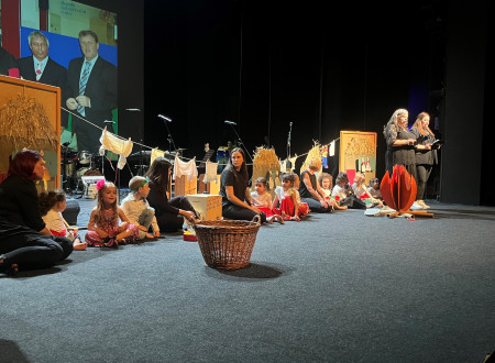 Romski otroci na odru nastopajo na osrednji slovesnosti
