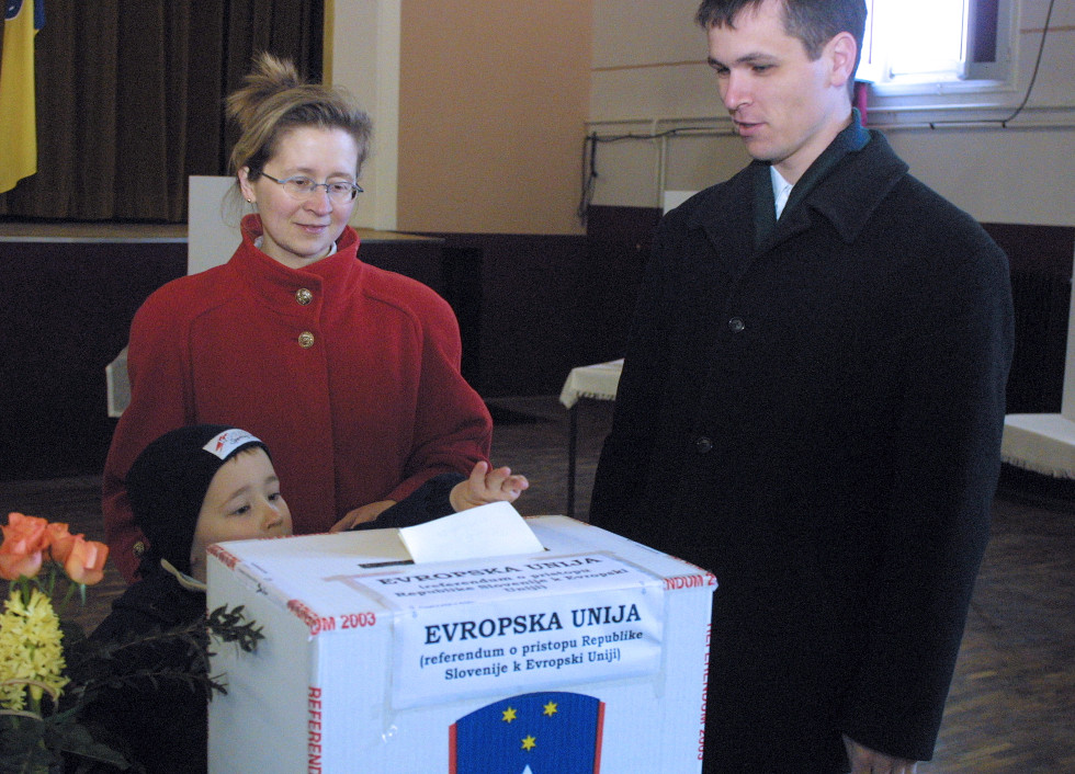 mlada družina na referendumu za članstvo Slovenije v EU oddaja volilni listek