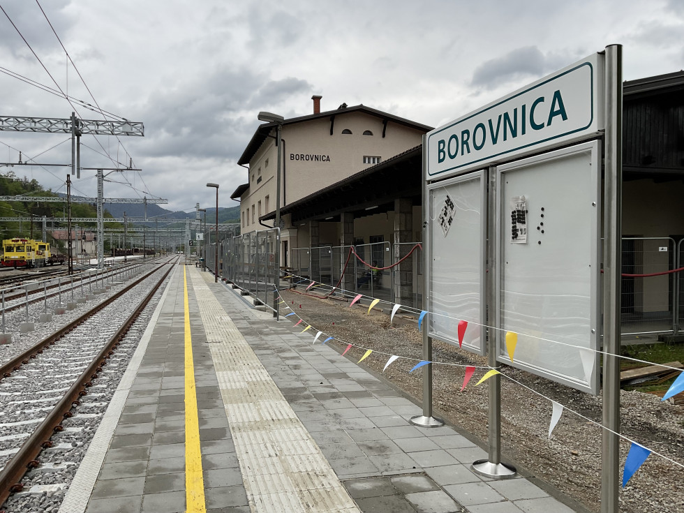 Urejanje novega perona na železniški postaji Borovnica
