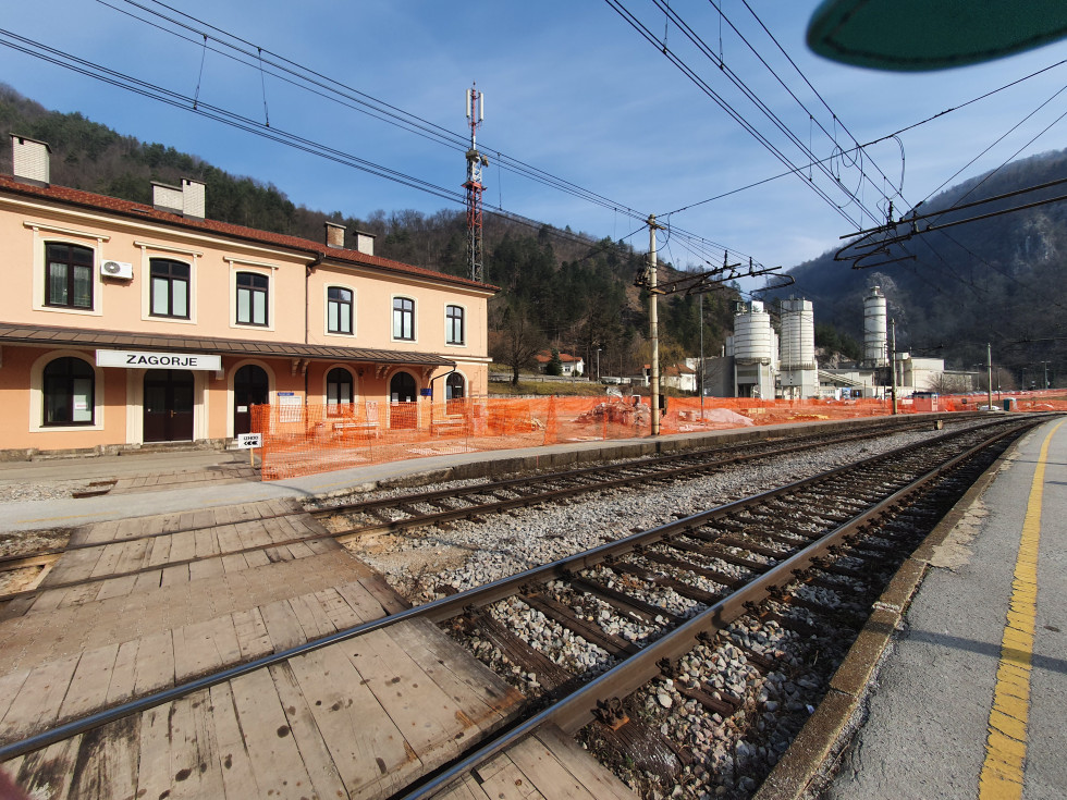 Železniška proga pri železniški postaji Zagorje