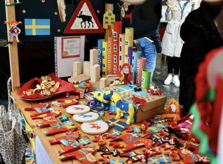 Stojnica s pisanimi švedskimi izdelki in zastavicami