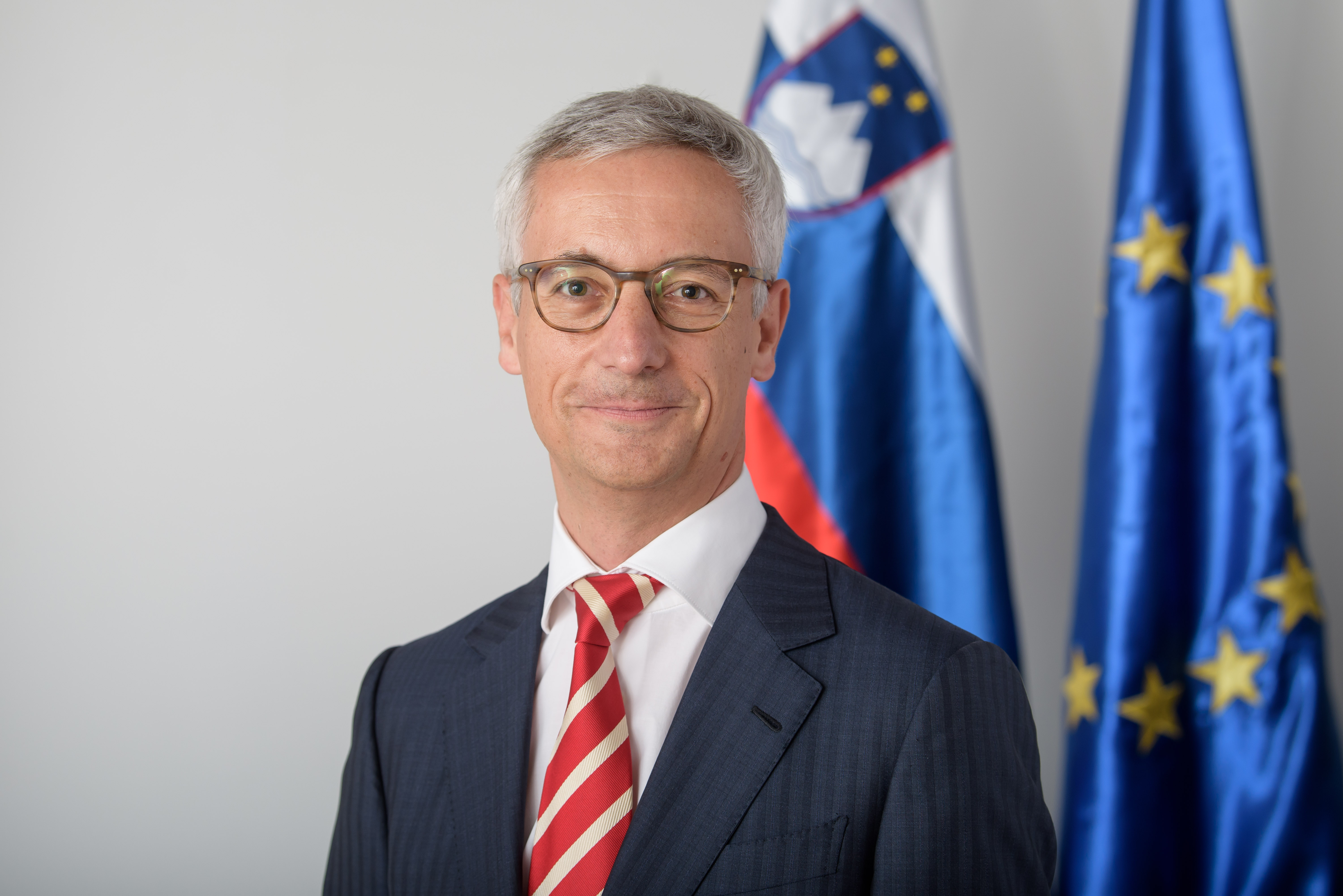 Jernej Pikalo stoji pred slovensko in EU zastavo Jernej Pikalo stoji pred slovensko in EU zastavo