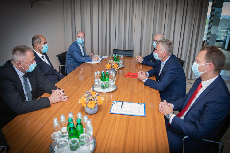 Predsednik vlade Janez Janša in gospodarski minister Zdravko Počivalšek na srečanju s predstavniki podjetja Magna.