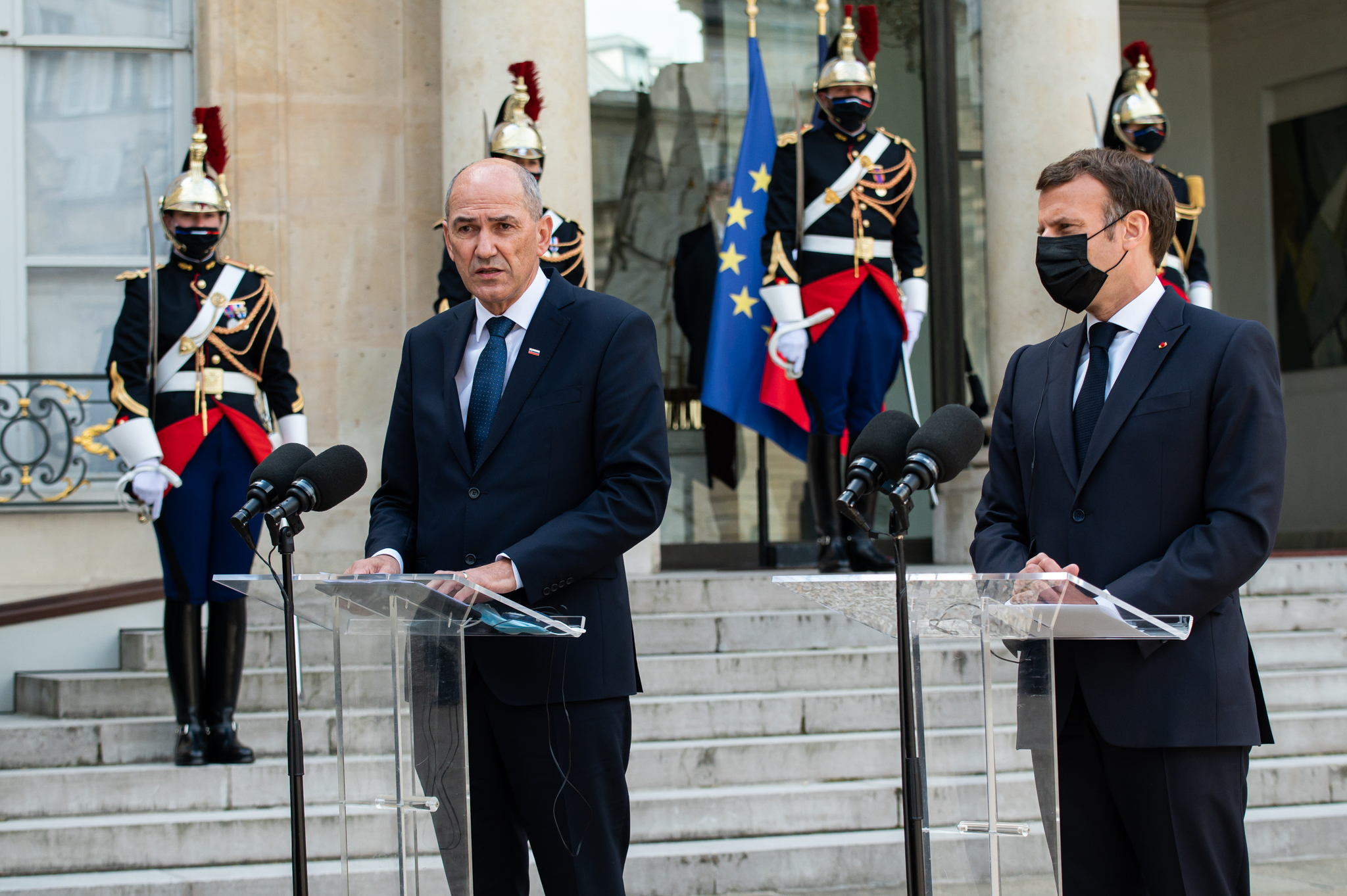 Predsednik vlade Janez Janša se na povabilo predsednika Francoske republike Emmanuela Macrona mudi v Parizu na delovnem obisku.