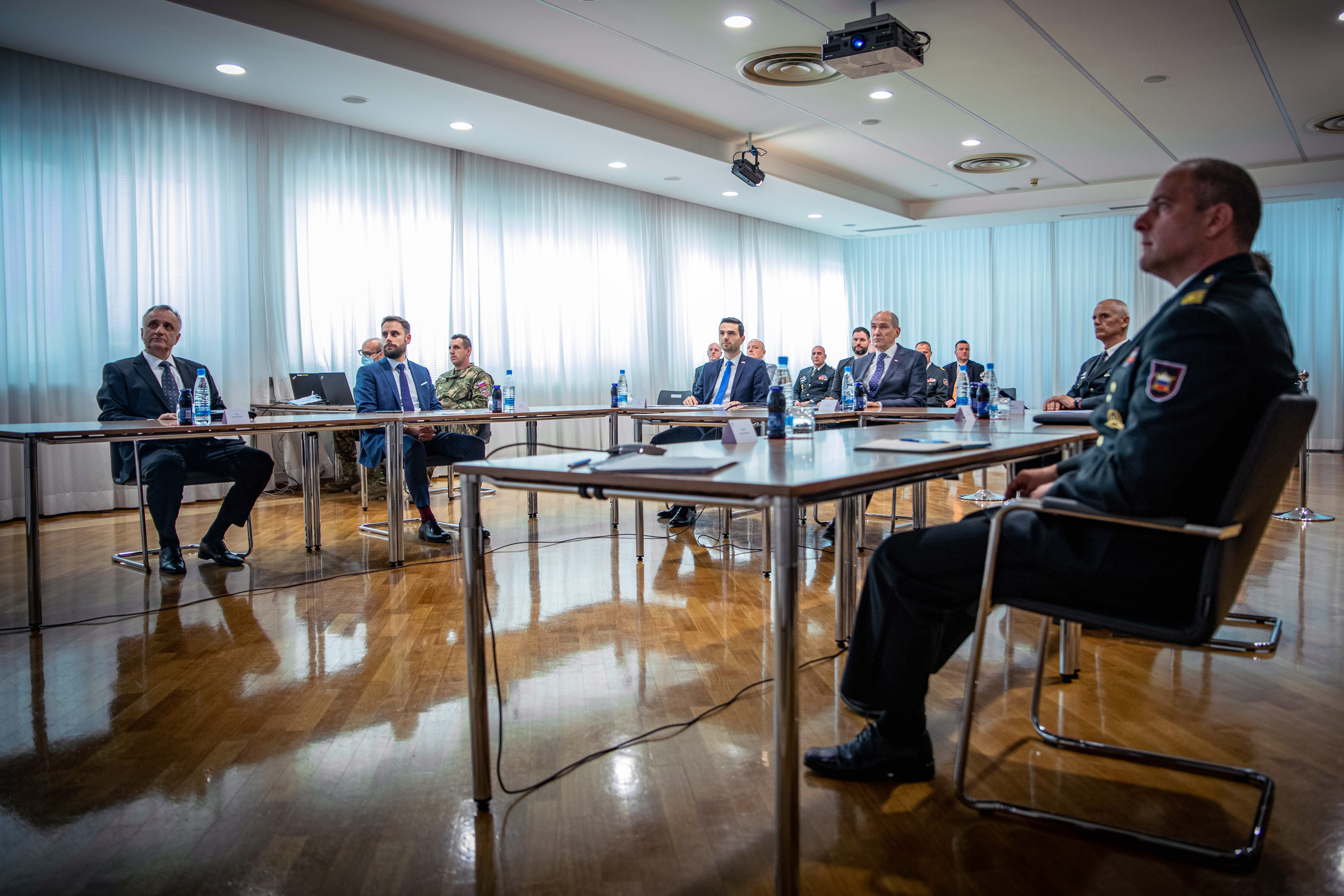 Predsednik vlade Janez Janša pred dnevom državnosti prek avdio-videokonference nagovoril pripadnice in pripadnike Slovenske vojske.