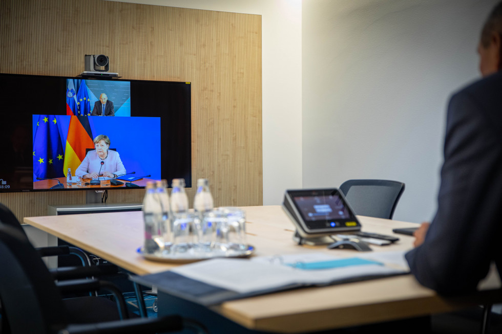Predsednik vlade Janez Janša na videokonferenci.
