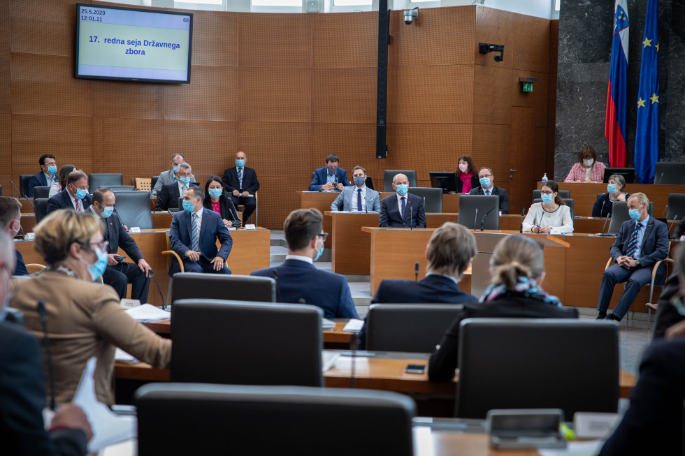 Premier Janša je v Državnem zboru odgovarjal na vprašanja poslank in poslancev.