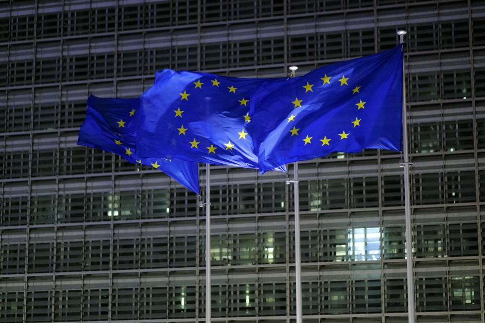 Evropske zastave pred sedežem Evropske komisije.