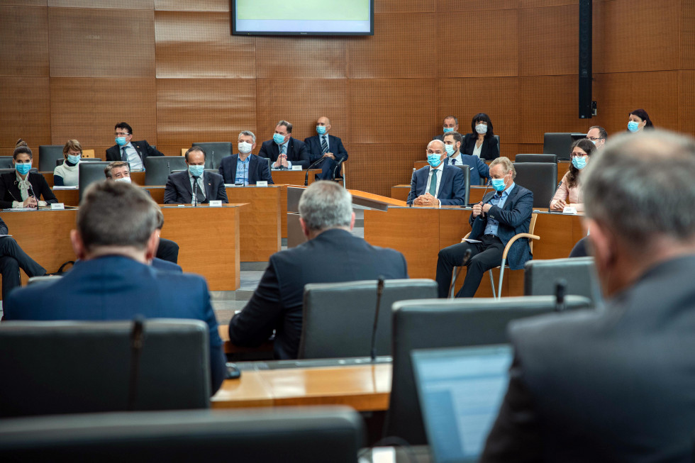 The deputies of the National Assembly are discussing the act proposal on intervention measures to contain the COVID-19