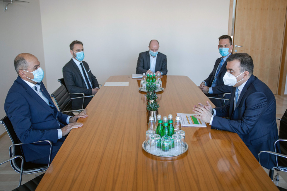 Srečanje predsednika vlade s predsednikom uprave Lek d.d. in predsednikom Novartisa AG v Sloveniji Robertom Ljoljo.