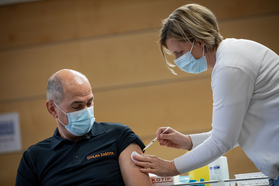 Predsednik vlade Janez Janša se je cepil s cepivom AstraZeneca