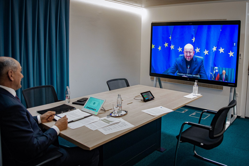 Predsednik vlade Janez Janša se prek videokonferenčne povezave pogovarja s predsednikom Evropskega sveta Charlesom Michelom.