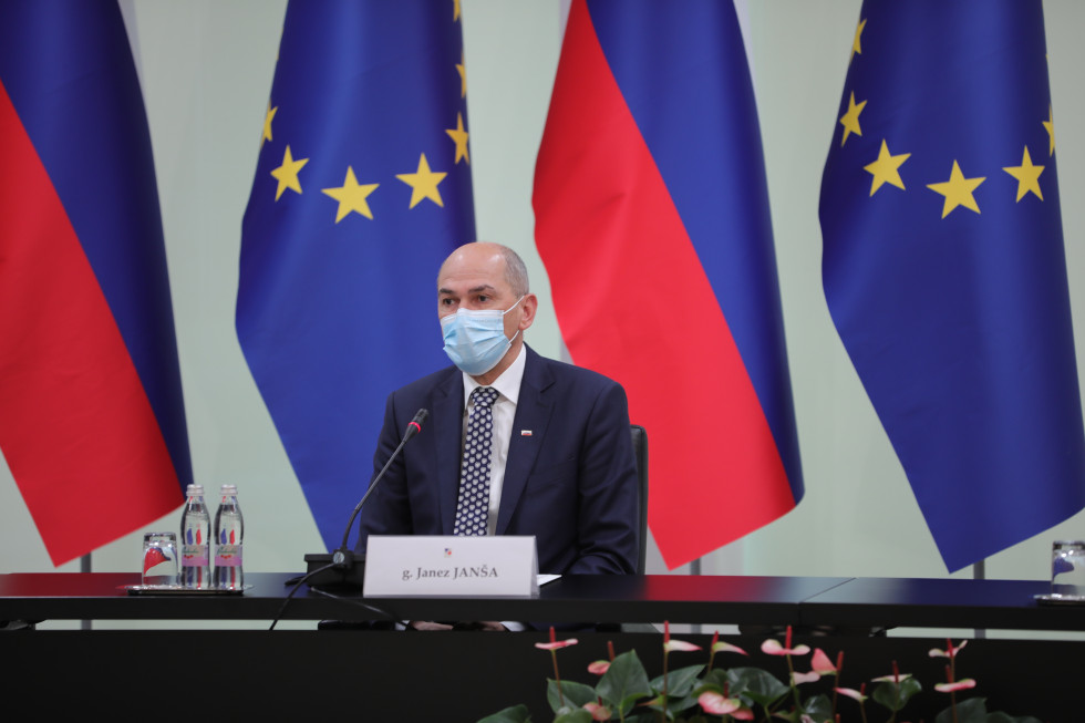 Predsednik vlade Janez Janša je po seji vlade na novinarski konferenci spregovoril o sprejetih ukrepih za zajezitev epidemije COVID-19.