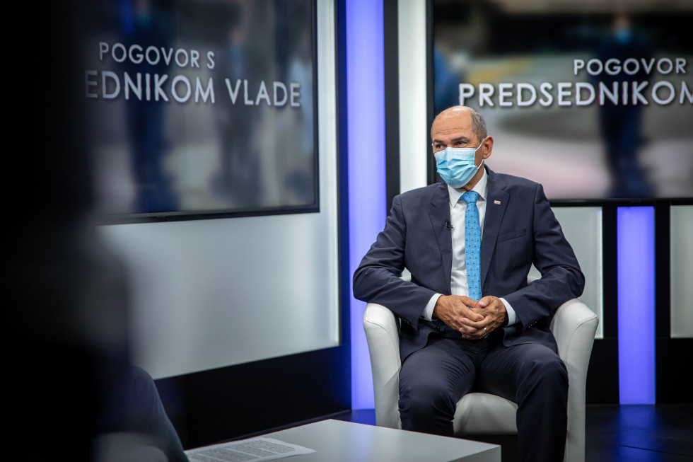 Predsednik vlade Janez Janša v studiu televizije Nova24TV.