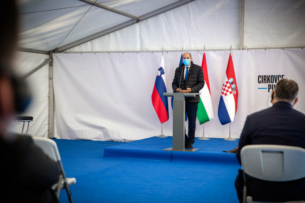 Predsednik vlade Janez Janša se je danes udeležil otvoritve začetka izgradnje daljnovoda 2 x 400 kV Cirkovce–Pince. 