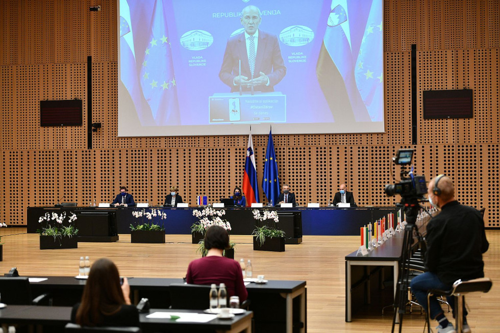 Predsednik vlade nagovarja prek video povezave udeležence Vrha spretnosti