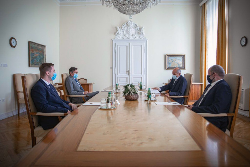 Predsednik vlade o koronavirusni situaciji s predsednikom republike, državnega zbora in državnega sveta 