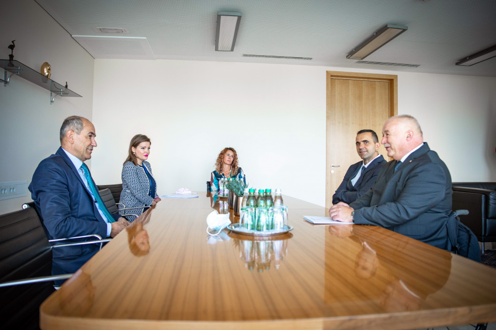 Predsednik vlade Janez Janša na srečanju s predstavniki vodstva Zveze paraplegikov Slovenije.