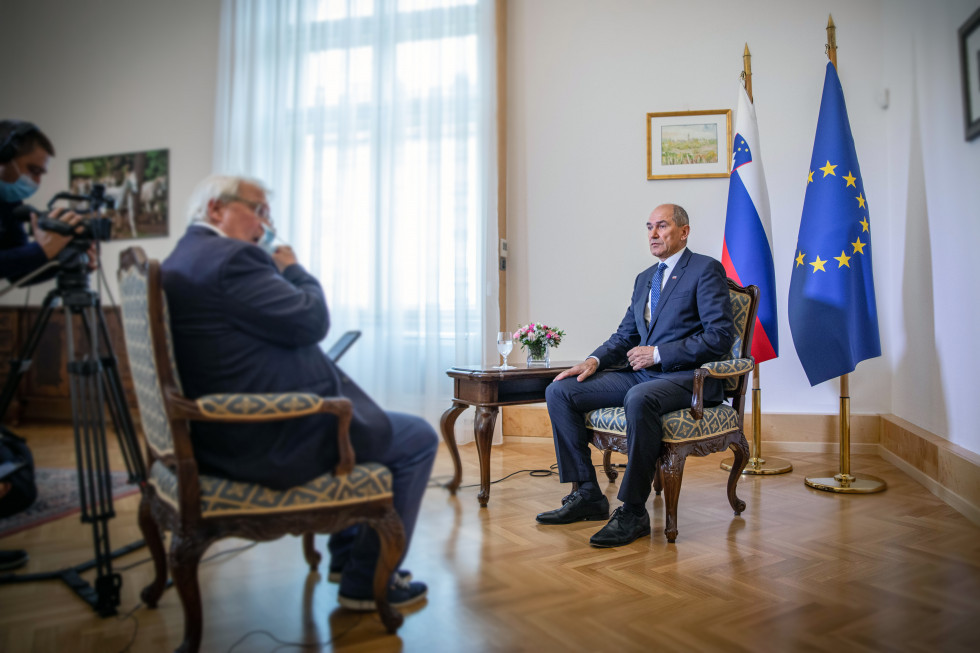 Predsednik vlade Janez Janša med intervjujem za avstrijsko televizijo ORF.