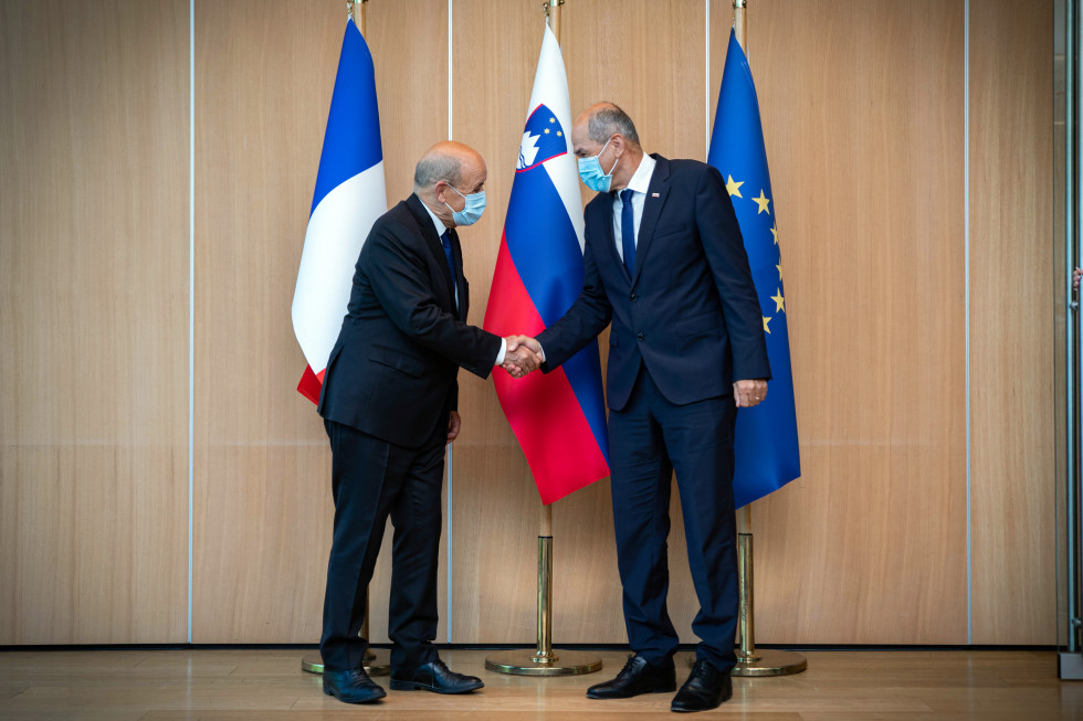 Predsednik vlade Janez Janša se je srečal s francoskim ministrom za Evropo in zunanje zadeve Jean-Yves Le Drianom.