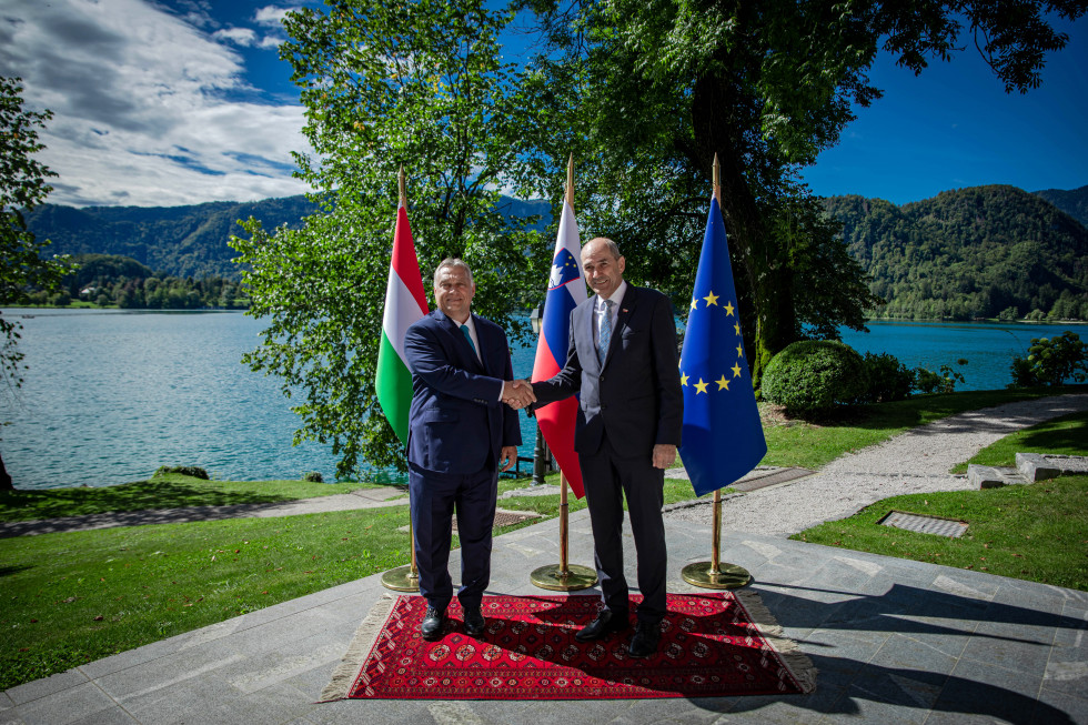 Predsednik vlade Janez Janša se je na Bledu srečal z madžarskim predsednikom vlade Viktorjem Orbánom.