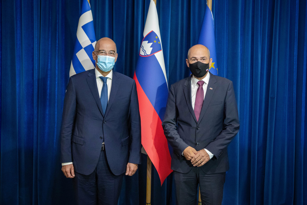 Predsednik vlade Janez Janša z grškim zunanjim ministrom Nikosom Dendiasom.