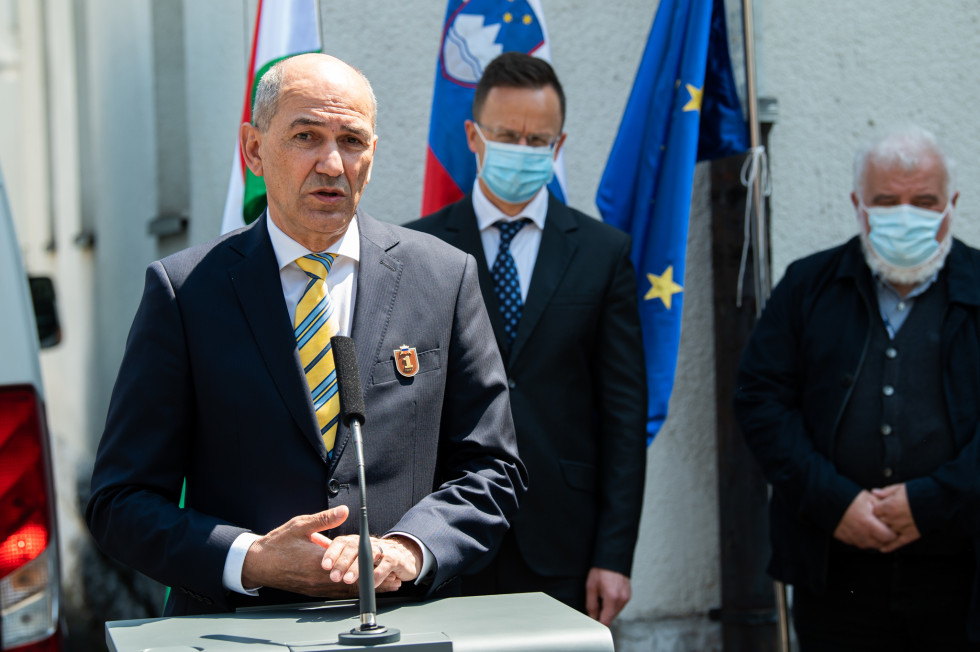 Prime Minister Janez Janša attended the formal handover of 300,000 doses of the AstraZeneca vaccine, lended by Hungary to Slovenia.
