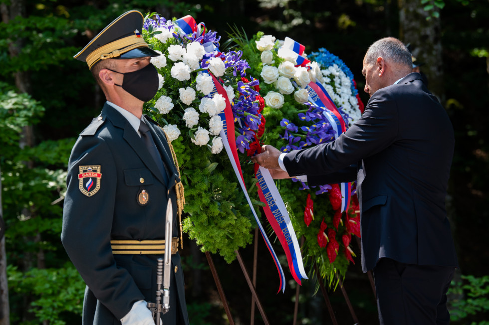 Prime Minister Janez Janša laid a wreath at the pit under Macesnova gorica in Kočevski Rog.