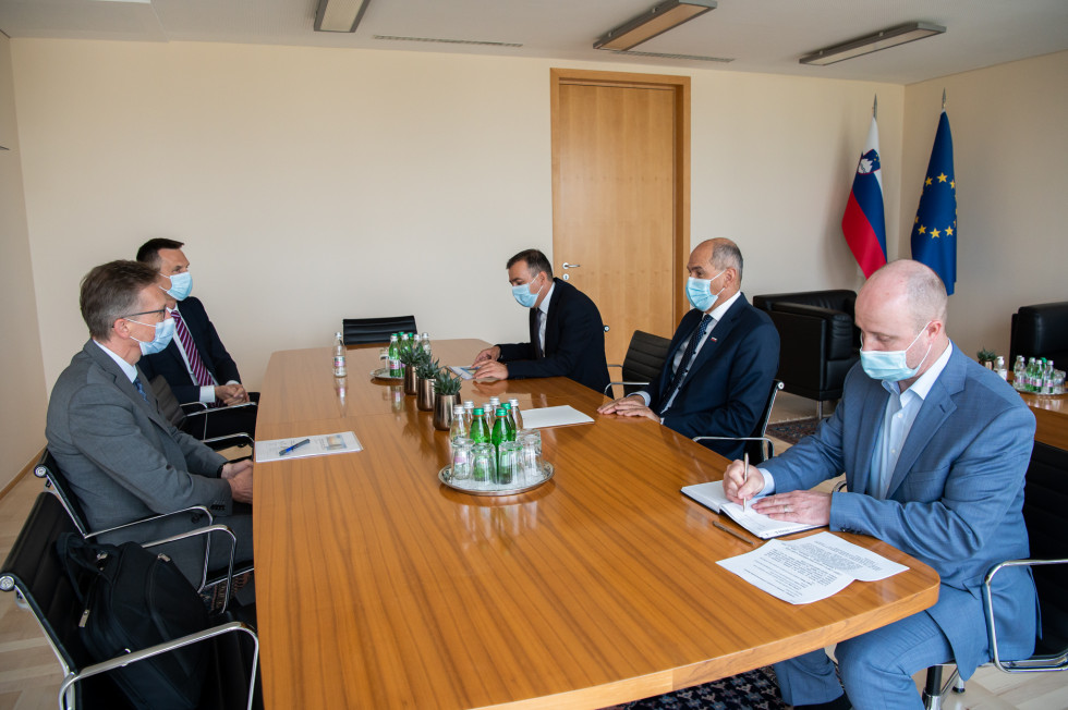 Predsednik vlade Janez Janša s predstavniki družbe Novartis