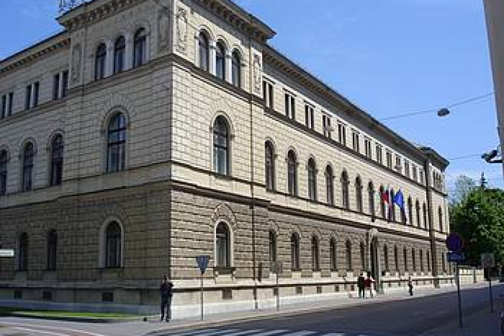 Vladna palača, slikana s Prešernove ulice in prikazuje vhod z Gregorčičeve ulice. Dvonadstropna stavba, neorenesančen slog. Obcestne fasade imajo pritličje in dve nadstropji. 