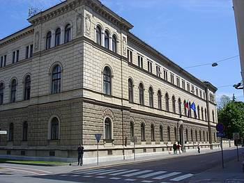 Vladna palača, slikana s Prešernove ulice in prikazuje vhod z Gregorčičeve ulice. Dvonadstropna stavba, neorenesančen slog. Obcestne fasade imajo pritličje in dve nadstropji. 