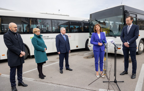 20230315 01219683 (Minister Fajon handing over two Ljubljana Passenger Transport buses to Ukrainian Ambassador Taran)