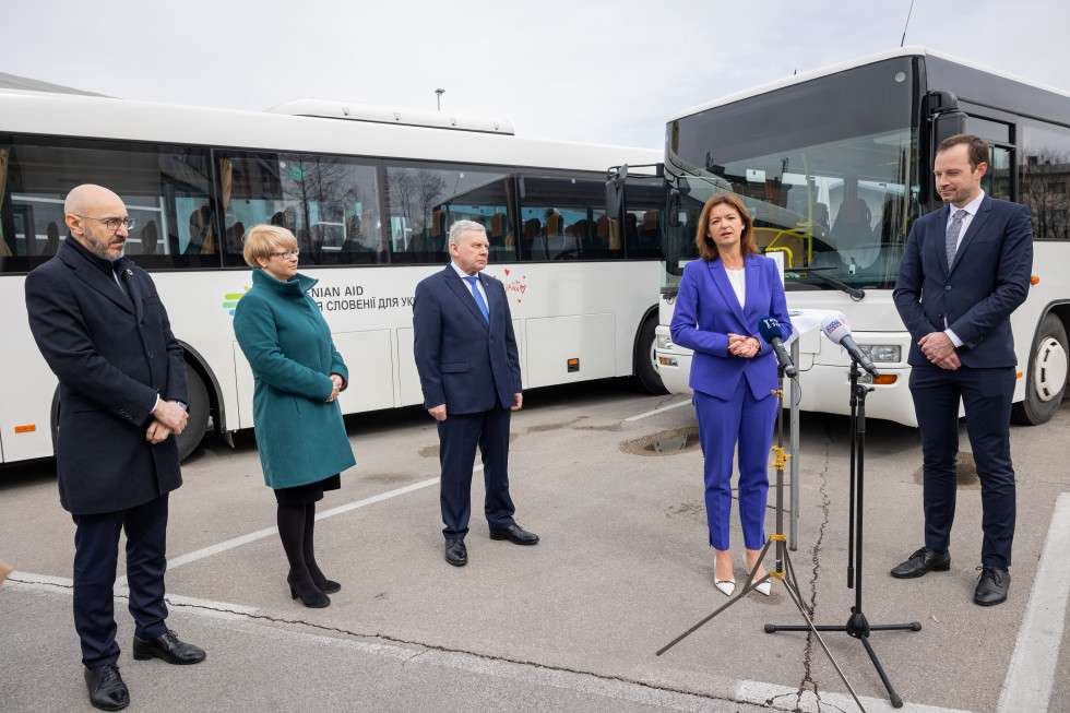 Minister Fajon handing over two Ljubljana Passenger Transport buses to Ukrainian Ambassador Taran