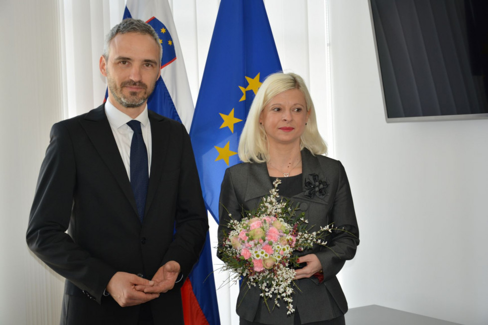 predaja cvetja minister Janez Cigler Kralj in bivša ministrica Ksenija Klemfer