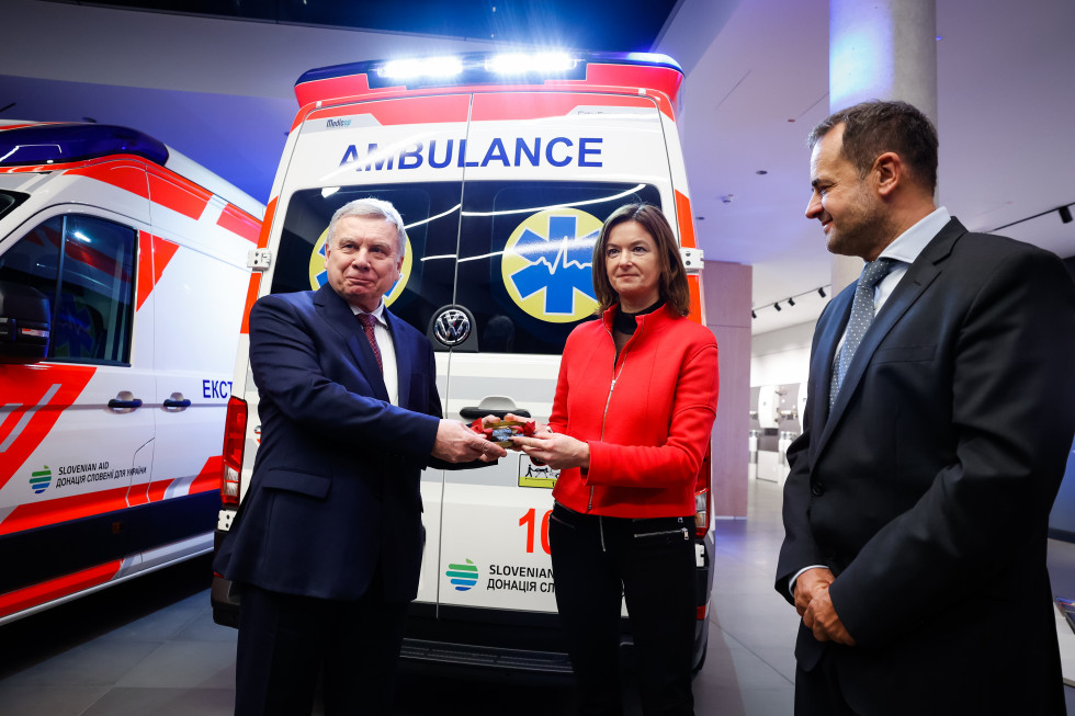 Minister Fajon hands over the keys from two ambulances to Ambassador of Ukraine Andrii Taran. 