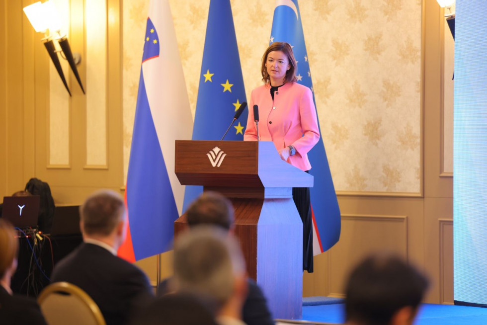 Ministrica Tanja Fajon nagovori udeležence Slovensko-uzbeškega poslovnega foruma.