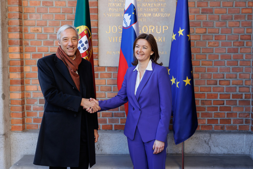 Minister Tanja Fajon and Portuguese Foreign Minister João Gomez Cravinho med rokovanjem