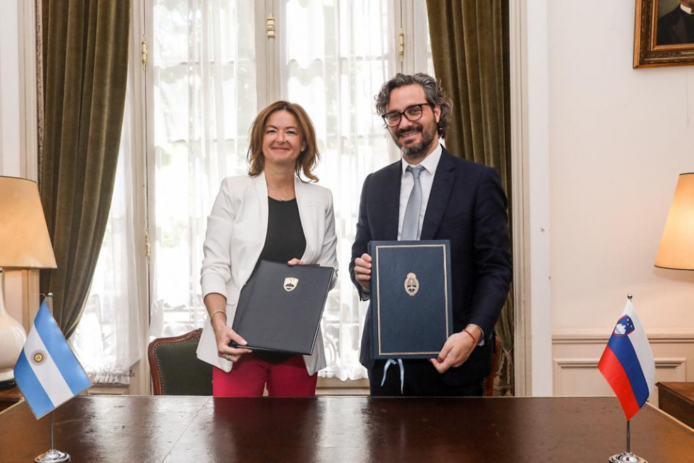 Ministrica Fajon in minister za zunanje zadeve Argentine Cafiero sta podpisala sporazuma o gospodarskem sodelovanju med državama in o programu delovnih počitnic