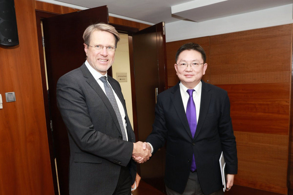 Državni sekretar Samuel Žbogar z namestnikom ministra za trgovino Ling Jijem. 