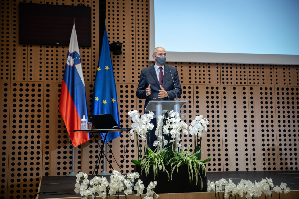 Predsednik vlade Janez Janša se je danes udeležil posveta Državnega sveta Republike Slovenije z naslovom: Večletni finančni okvir 2021–2027 in razvoj kohezijske regije Zahodna Slovenija.