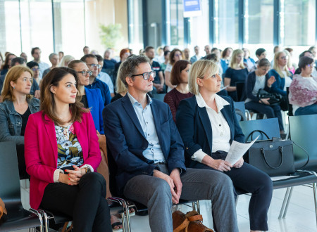 Fotografije iz konference projekta Platforma za napovedovanje kompetenc.