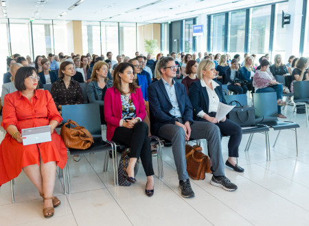 Fotografije iz konference projekta Platforma za napovedovanje kompetenc.