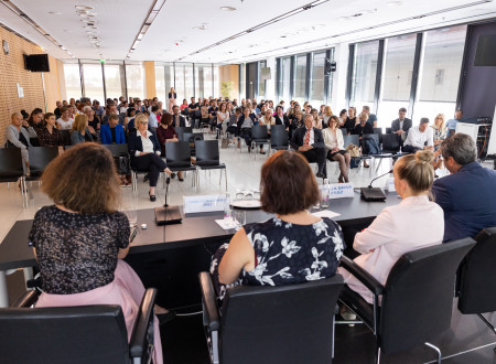 Fotografije iz konference projekta Platforma za napovedovanje kompetenc.