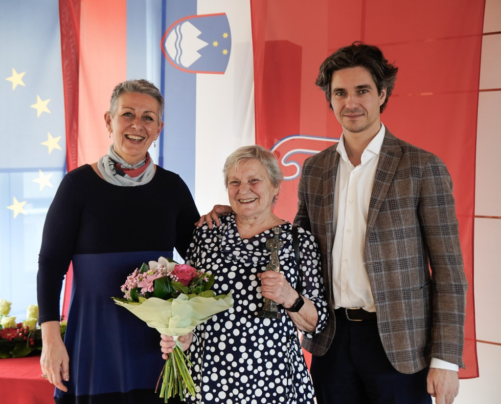 Na sliki nagrajenka Sonja Lokar skupaj s predsednico Zveze svobodnih sindikatov Lidijo Jerkič in ministrom Lukom Mescem