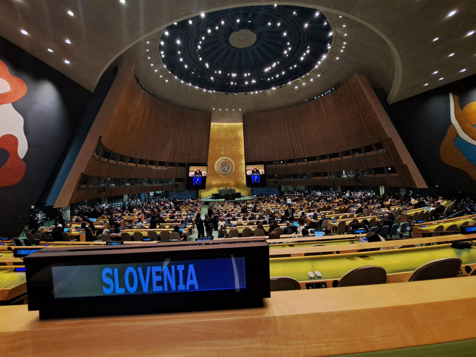 Velika dvorana s sedeži.