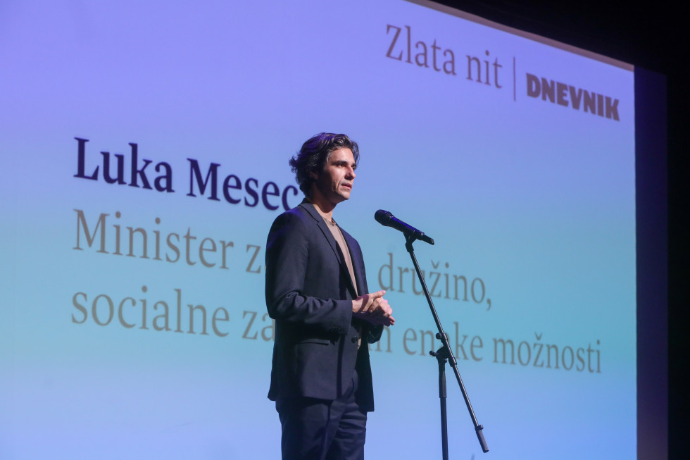 Minister Luka Mesec za govornico na prireditvi Zlata nit