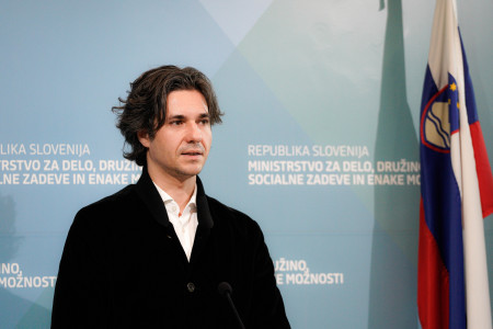 Minister Luka Mesec na novinarski konferenci pred 8. marcem
