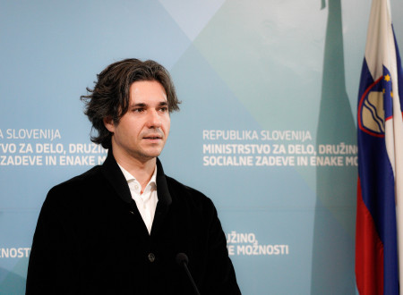 Minister Luka Mesec na novinarski konferenci pred 8. marcem