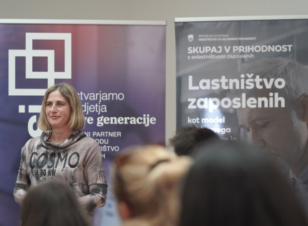 Drofenik Štibelj stoji pred panoji