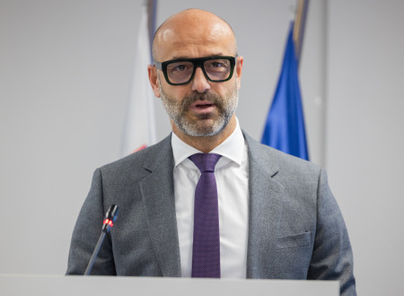 Viceguverner za govorniškim pultom, pred njim mikrofon